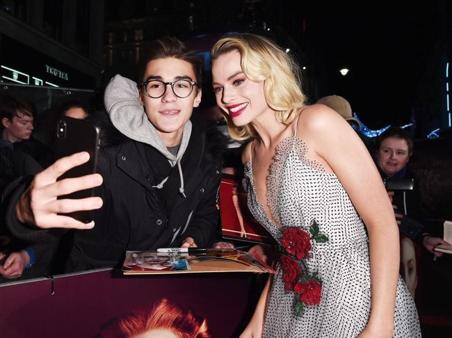 Margot saat selfie bersama penggemar di acara pemutaran perdanana film Mary Queen of Scots. (Foto: Getty Images)