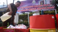 Petugas menuangkan bensin ke barbuk yang akan dimusnahkan.
