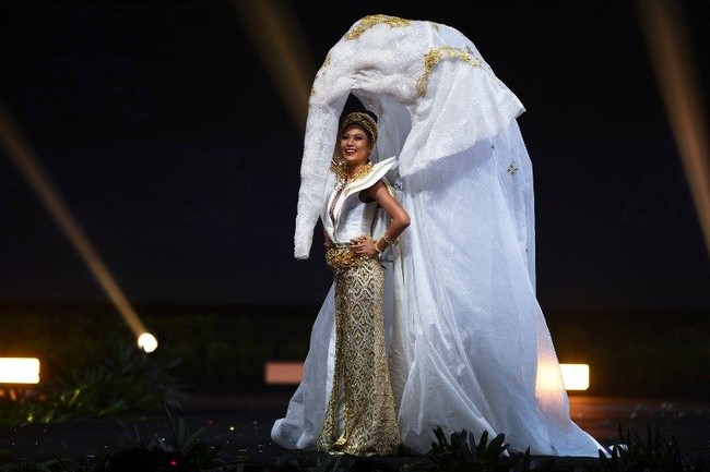 Menjadi tuan rumah untuk kompetisi Miss Universe tahun ini, Thailand membawakan kostum nasional Chang the Icon of Siam. Dikenakan oleh Miss Universe Thailand 2018 Ning Sophida. Kostum bertema gajah ini dirancang oleh stylist Theer Phasuk, mewakili pentingnya gajah dalam sejarah Thailand yang kini telah menjadi simbol negara. Foto: Lillian SUWANRUMPHA / AFP