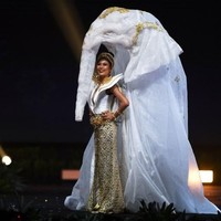 Menjadi tuan rumah untuk kompetisi Miss Universe tahun ini, Thailand membawakan kostum nasional Chang the Icon of Siam. Dikenakan oleh Miss Universe Thailand 2018 Ning Sophida. Kostum bertema gajah ini dirancang oleh stylist Theer Phasuk, mewakili pentingnya gajah dalam sejarah Thailand yang kini telah menjadi simbol negara. Foto: Lillian SUWANRUMPHA / AFP