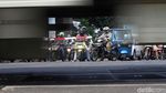Warga Nekat Bertaruh Nyawa di Perlintasan Kereta