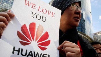 Seorang pengunjung dari China menunjukkan dukungan buat Meng Wanzhou, yang pekan lalu ditangkap otoritas Kanada. Tulisan Kami Cinta Kamu dan Huawei mengapit logo perusahaan asal China tersebut. (Foto: REUTERS/David Ryder)