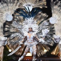 Miss El Salvador 2018 Marisela de Montecristo tampil megah dengan kostum berwarna putih di atas panggung penjurian kostum nasional Miss Universe 2018 yang digelar di Nong Nooch Tropical Garden, Pattaya, Thailand, Senin (10/12/2018) malam. Kostum nasional dengan hiasan bulu berukuran besar ini terinspirasi dari festival di negaranya, The Festival of Panchimalco. Festival tersebut memiliki nilai sejarah lebih dari 500 tahun dan menyajikan berbagai kebudayaan. Foto: Lillian SUWANRUMPHA / AFP