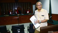 Arief meninggalkan Pengadilan Negeri Jakarta Barat usai menjalani sidang vonis.