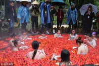 Keren! Wanita Ini Menangkan Kompetisi Makan Cabe di Kolam Air Panas