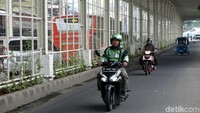 Jembatan penyeberangan multiguna (Skybridge) Tanah Abang telah rampung dan dibuka untuk umum. Kini, kawasan dibawah kolong Skybridge yaitu Jalan Jatibaru Raya telah lancar.