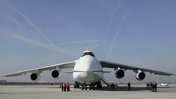 Antonov An-124. Berat kosong: 175.000 kilogram. Panjang: 68,96 meter. Lebar sayap: 73,3 meter. Penerbangan pertama: 1982 (Foto: CNN)