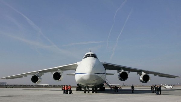 Antonov An-124. Berat kosong: 175.000 kilogram. Panjang: 68,96 meter. Lebar sayap: 73,3 meter. Penerbangan pertama: 1982 (Foto: CNN) Antonov An-124. Berat kosong: 175.000 kilogram. Panjang: 68,96 meter. Lebar sayap: 73,3 meter. Penerbangan pertama: 1982 (Foto: CNN)
