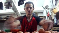 Penurunan harga telur justru menimbulkan kecurigaan di kalangan pedagang dibeberapa pasar tradisional. Mereka mencium indikasi terjadi penimbunan stok oleh para pengepul. Gejala ini kerap dirasakan pedagang saat tren permintaan mengalami kenaikan disetiap akhir tahun.