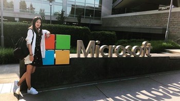 Saat berpose di kantor pusat Microsoft. Meng Whanzou, bos Huawei yang ditangkap di Kanada, adalah saudara Yao dari ibu yang berbeda. Meng adalah anak hasil pernikahan Ren dengan istri pertamanya, Meng Jun. Foto: Instagram