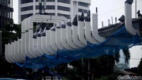 Proses pemasangan tiap atas JPO Ratu Plaza.