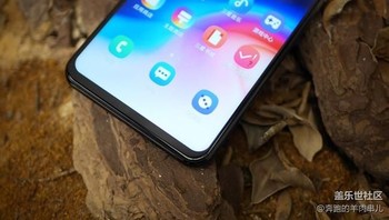 Samsung berusaha menghadirkan layar penuh. Foto: galaxyclub
