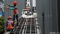 JPO tersebut tak hanya berfungsi menyeberangkan orang, tapi juga punya nilai estetika.