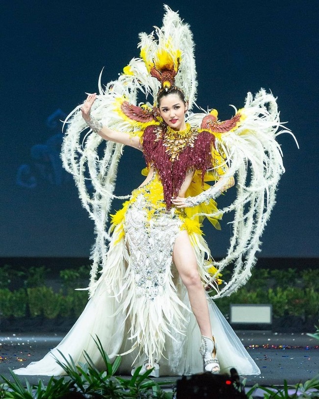 Diwakili oleh Sonia Fergina Citra, kostum nasional Indonesia untuk Miss Universe 2018 bertema Bird of Paradise. Kostum dengan warna merah marun, kuning dan putih ini menggambarkan keelokan burung cendrawasih atau sering dijuluki burung surga yang merupakan endemik khas tanah Papua.Kostum nasional yang terinspirasi dari burung cendrawasih ini membawa pesan untuk menyuarakan perlindungan terhadap burung surga yang diambang kepunahan akibat eksploitasi alam dan perburuan liar. Foto: Instagram