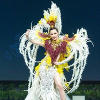 Diwakili oleh Sonia Fergina Citra, kostum nasional Indonesia untuk Miss Universe 2018 bertema Bird of Paradise. Kostum dengan warna merah marun, kuning dan putih ini menggambarkan keelokan burung cendrawasih atau sering dijuluki burung surga yang merupakan endemik khas tanah Papua.Kostum nasional yang terinspirasi dari burung cendrawasih ini membawa pesan untuk menyuarakan perlindungan terhadap burung surga yang diambang kepunahan akibat eksploitasi alam dan perburuan liar. Foto: Instagram
