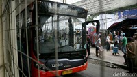 Penempatan para pedagang di area yang telah disediakan di Skybridge pun membuat Jalan Jatibaru Raya, Tanah Abang kini lancar.