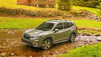 Forester dinilai memiliki ruangan interior yang lega dan bisa menampung banyak barang. Pilihan penggerak roda All-wheel Drive menjadi standar pada semua model Forester. Yang kurang dari Forester adalah tak ada lagi transmisi manual dijual di pasaran. Foto: Car and Driver