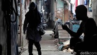 Menurut keterangan warga Kali Gendong sejak dahulu telah terlihat kumuh akibat perilaku warga yang membuang sampah sembarangan.