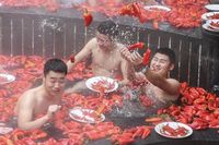 Ratu Cabai Ini Menang Lomba Makan Sambil Berendam di Air Cabai Sebesar Terong