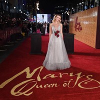 Margot Robbie muncul di karpet merah premiere film terbarunya, Mary Queen of Scots, di London, Inggris, Senin (10/12/2018). Ia anggun berbalut gaun putih polkadot. (Foto: Getty Images)
