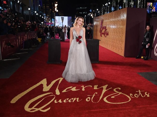 Margot Robbie muncul di karpet merah premiere film terbarunya, Mary Queen of Scots, di London, Inggris, Senin (10/12/2018). Ia anggun berbalut gaun putih polkadot. (Foto: Getty Images)