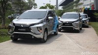 Barisan armada Mitsubishi Xpander yang digunakan oleh Garuda Indonesia. Pool/Mitsubishi.
