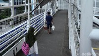  Bahkan ada atap yang mau roboh dan sangat membahayakan warga.