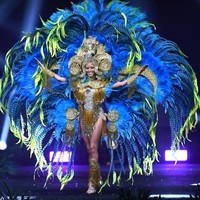 Kostum nasional Miss Panama 2018  Rosa Montezuma tak kalah heboh dari busana Miss Guatemala 2018. Kostum Rosa juga dihiasi dengan bulu raksasa biru di bagian punggungnya. Rosa memakai hiasan kepala berwarna emas yang senada dengan berbagai aksesori di tubuhnya. Kostumnya ini dinamai Zarati, The Rebirth of Two Legends.Foto: Lillian SUWANRUMPHA / AFP
