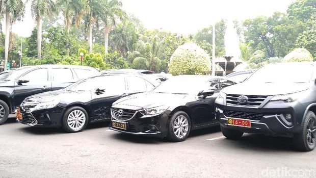 Mobil dari perwakilan terkait tampak terparkir di halaman Kemenko Polhukam