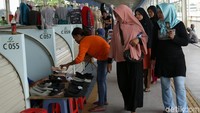 Skybridge atau Jembatan penyeberangan multiguna Tanah Abang, Jakarta itu juga terbukti memudahkan masyarakat.