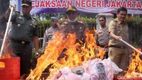 Pemusnahan barang bukti berupa CD porno, ganja, narkoba, hingga senjata tajam oleh Kejaksaan Negeri Jakarta Barat di Kantor Kejaksaan Negeri Jakarta Barat, Selasa (11/12). 