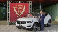 Penghargaan itu diterima langsung oleh CEO Volvo Takayuki Kimura. Volvo XC40 merupakan SUV generasi ketiga Volvo setelah XC90 dan XC60. Foto: Volvo