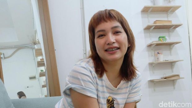 Menulis Puisi Sebagai Terapi bagi Anya Rompas 