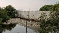 Foto: Di balik beton sebagai pembatas antara rumah warga dengan laut juga terlihat tumpukan sampah. (Eva-detikcom)