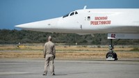Pesawat pengebom Tupolev TU-160 merupakan jenis pesawat pengebom kelas berat yang memiliki kemampuan supersonik juga merupakan pesawat strategis jarak jauh. Foto: Photo by Federico PARRA/AFP