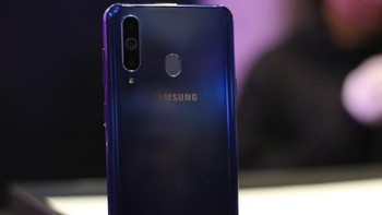 Kamera tersebut terdiri dari 10 MP telephoto dengan 2x optical zoom, sensor utama 24 MP f/1.7 dan sensor portrait 5 MP f/2.2. Foto: Sina Mobile