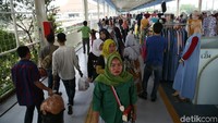 Selain itu, jalanan di bawah JPM juga akan dibuka untuk melihat integrasi antar moda transportasi di Stasiun Tanah Abang. Dari rencana 3 halte yang akan dibangun, 2 halte sudah mulai terlihat yakni halte di pintu Stasiun Tanah Abang Jalan Jatibaru dan halte di sisi selatan flyover Jatibaru.