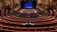Beragam pertunjukan musik siap digelar di teater tersebut, diantaranya pertunjukan musik jazz dari kelompok musisi Klub Jazz Ronnie Scott dan juga musisi senior Gilbert dan George. Leon Neal/Getty Images.