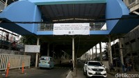Skybridge Tanah Abang mulai dibuka untuk umum sejak Jumat (7/12/2018) lalu. Jalan Jatibaru Raya yang berada di bawah Skybridge Tanah Abang itu pun dikembalikkan ke fungsi semula, yaitu sebagai akses transportasi publik.