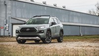 Memiliki desain yang berbeda dari model lainnya serta desain interior bernuansa baru berhasil menempatkan Toyota RAV4 berada di tempat ketiga SUV terbaik. RAV4 juga merupakan salah satu SUV yang telah menawarkan varian hybrid dengan tenaga lebih besar dan efisiensi BBM lebih baik. Foto: Car and Driver
