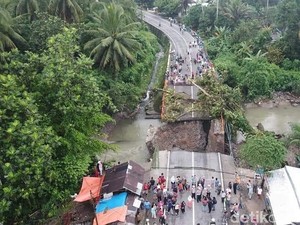 Melihat dari Langit Jalan Penghubung Padang-Bukittinggi yang Ambles