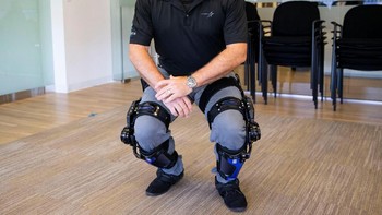 Pengujian terhadap exoskeleton ini dilakukan oleh Keith Maxwell selaku manajer produk senior dalam teknologi exoskeleton di Lockheed Martin. (Foto: REUTERS/Al Drago)