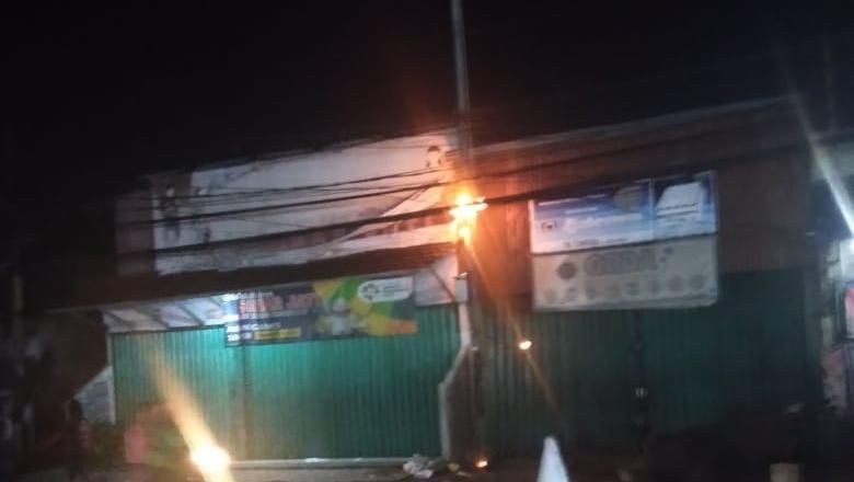 Kabel Listrik  di  Jalan  Raya  Bogor Terbakar Damkar Merapat