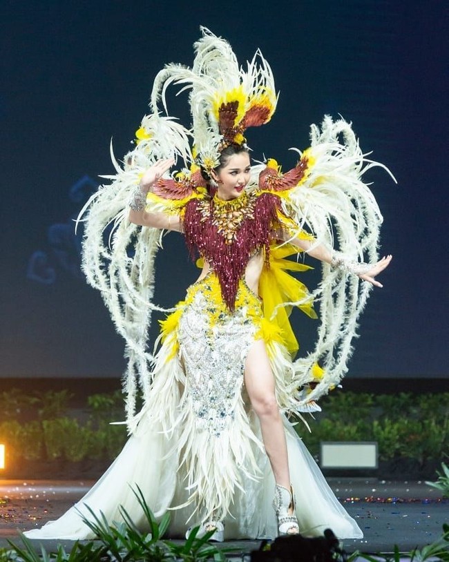 Inilah penampilan Puteri Indonesia 2018 Sonia Fergina Citra saat sesi penjurian Miss Universe 2018. Sonia memakai kostum nasional yang dirancang oleh Dynand Fariz dari Jember Fashion Carnaval. Foto: Foto: Amorn Pitayanant & Patrick Parather ( HO/Miss Universe Organization)