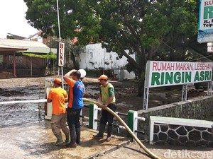 Petugas Mulai Bersihkan Dampak Banjir di Kota Malang