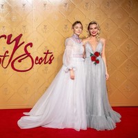 Saoirse mencuri perhatian dengan gaun putih bergaya victorian rancangan Carolina Herrera. (Foto: Getty Images)