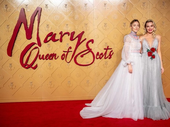 Saoirse mencuri perhatian dengan gaun putih bergaya victorian rancangan Carolina Herrera. (Foto: Getty Images)