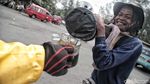 Senyum Penjual Air Aren Bertahan di Tengah Gerusan Zaman