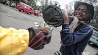 Senyum ramah selalu menghiasi wajahnya saat melayani pembeli.