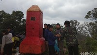 Puncak Burangrang sendiri hanya berupa tanah lapang seluas lapangan badminton yang ditandai sebuah tugu berkelir merah dengan ketinggian 2 meter (Muhammad Idris/detikTravel)